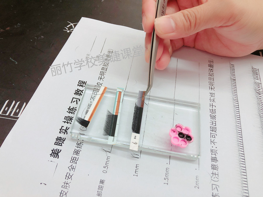 紙上嫁接睫毛，南寧美甲美睫學(xué)校學(xué)員練習(xí)