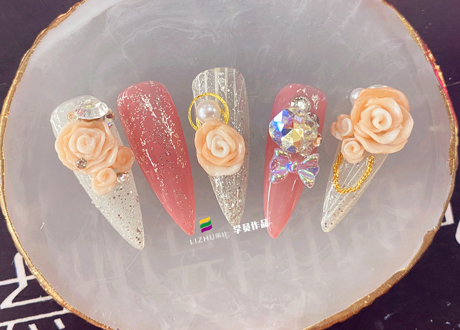 玫瑰雕花美甲作品，告訴你廣西美甲學校哪家好？