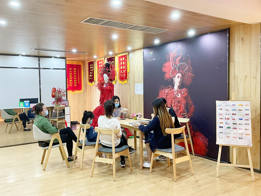 麗竹學校招生大廳里，全都是人人人人人人