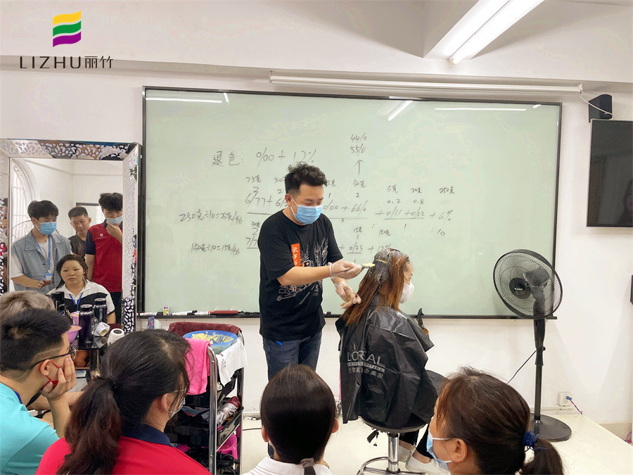 染膏怎么才能涂均勻？廣西染發(fā)培訓(xùn)學(xué)?，F(xiàn)場(chǎng)示范