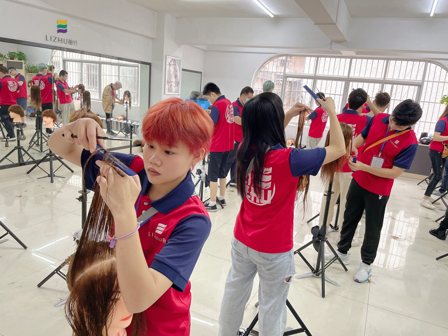 你適合剪齊劉海嗎？南寧剪發(fā)職業(yè)學(xué)校為你詳解