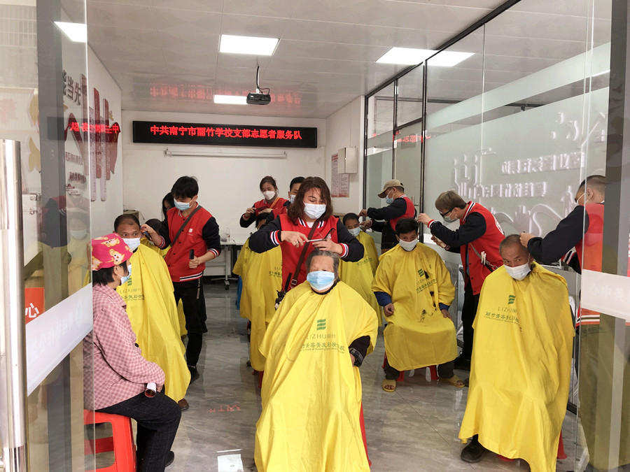 南寧美發(fā)學校外出理發(fā)活動，你煥然一新過大年