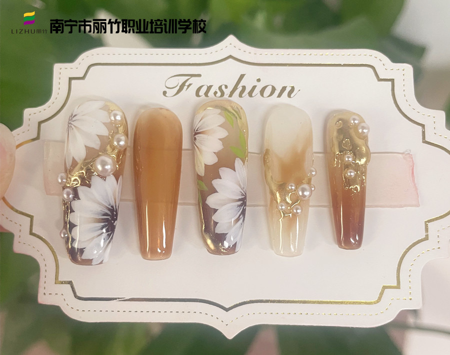 春日手繪花朵美甲，廣西美甲速成班營造春之浪漫
