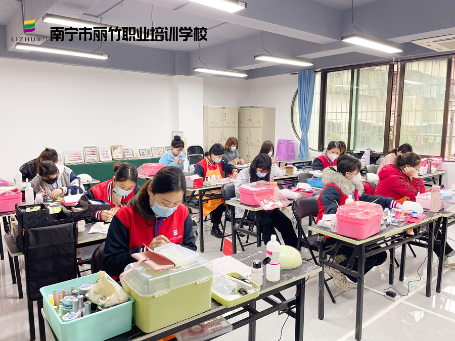 南寧學(xué)美甲哪里可以進(jìn)修？麗竹學(xué)校美甲專業(yè)