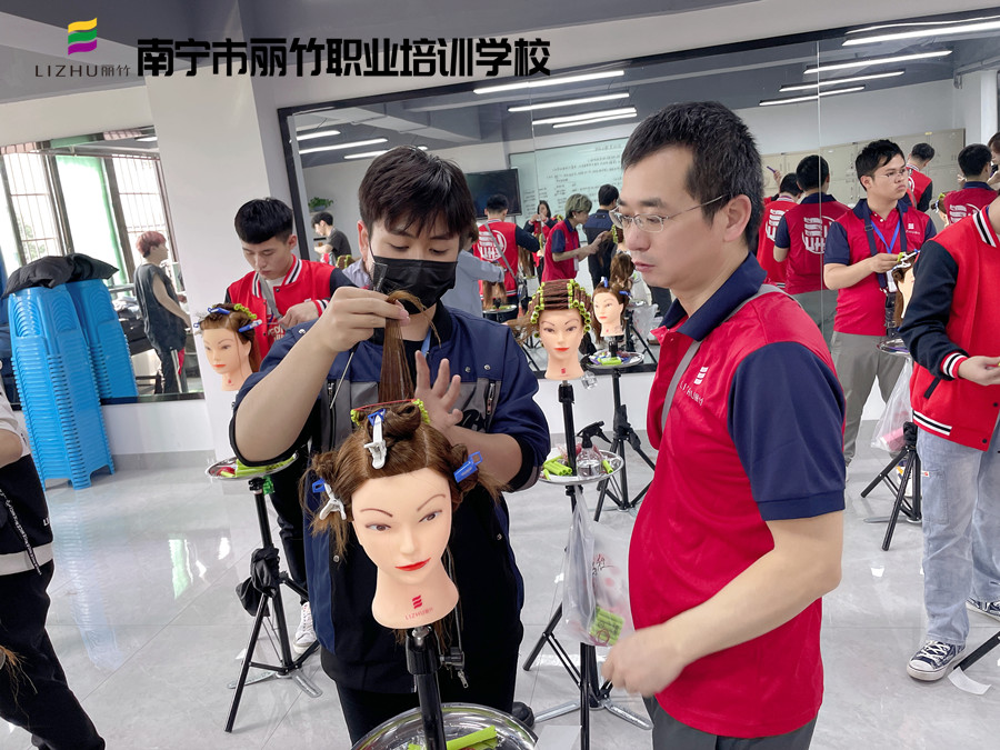 美發(fā)怎么卷杠紙？南寧美發(fā)卷發(fā)學(xué)校實(shí)訓(xùn)展示