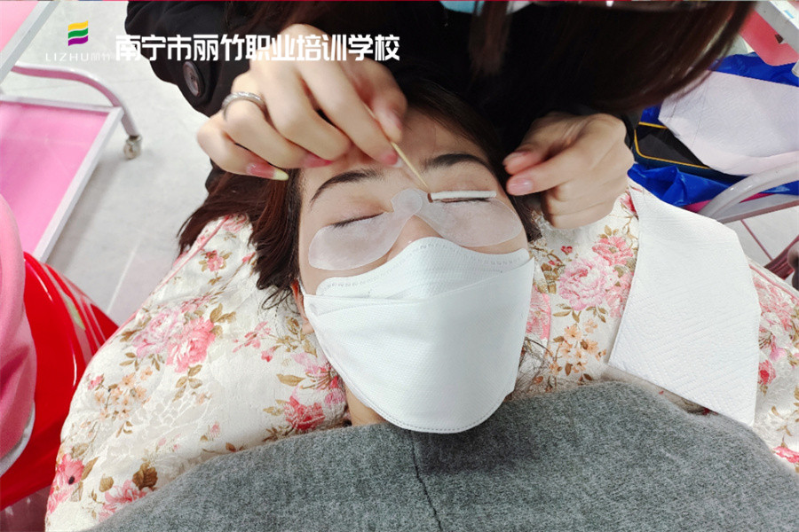 冷燙翹睫術(shù)的好處，南寧美甲美睫學(xué)校分享