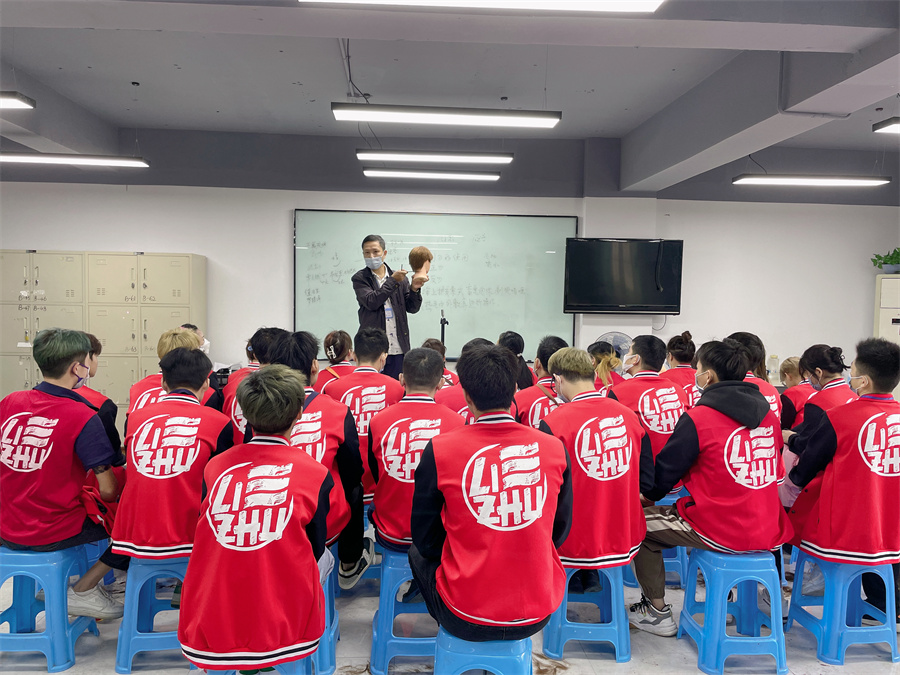 美發(fā)培訓(xùn)要學(xué)哪些內(nèi)容？南寧美發(fā)培訓(xùn)哪家有實(shí)力？