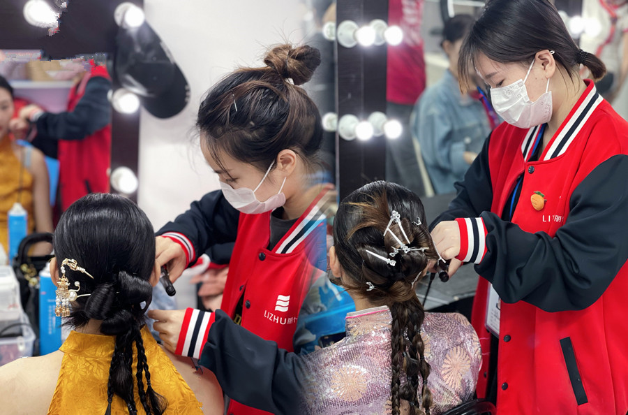 晨袍發(fā)型特點，廣西新娘彩妝造型學(xué)校課堂實訓(xùn)