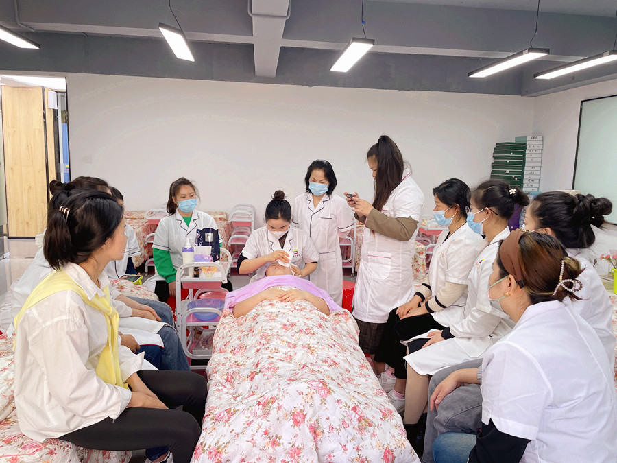哪些化妝水不能濕敷？南寧美容護(hù)膚學(xué)校課堂筆記