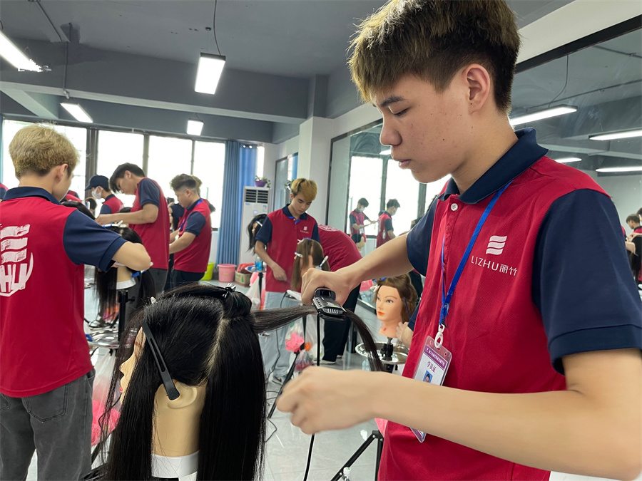 直板夾怎么拉直發(fā)？廣西美發(fā)造型學(xué)校教你