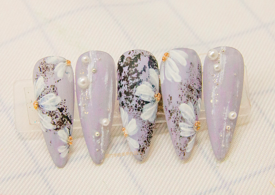 南寧美甲學(xué)校：磨砂美甲，鉑金膠美甲，彩繪小雛菊美甲