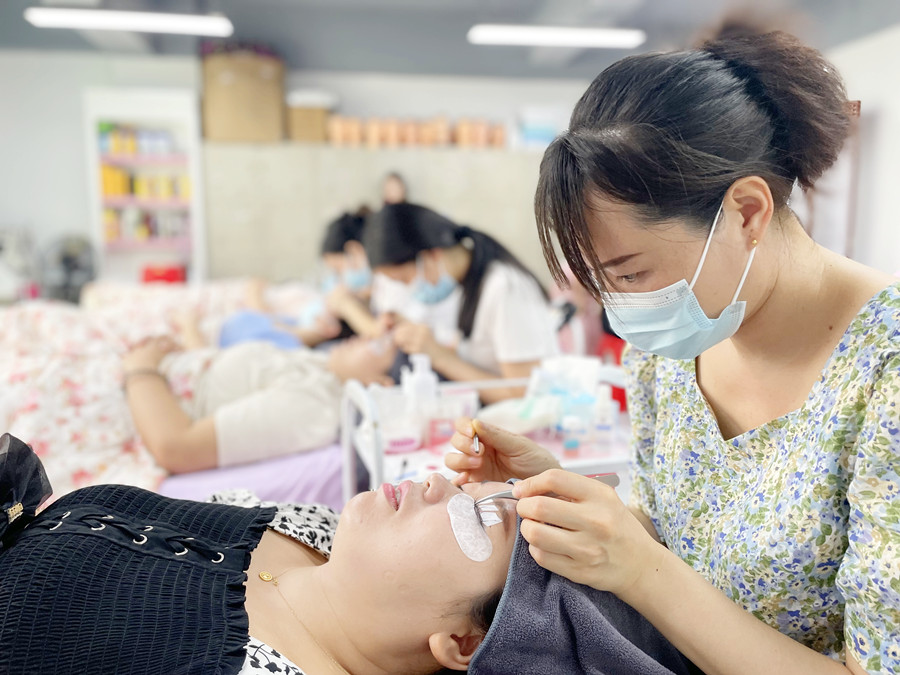 學(xué)費多少？南寧美甲美睫紋繡培訓(xùn)學(xué)校