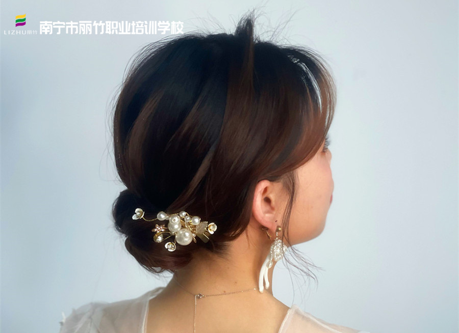 森系簡(jiǎn)約編盤發(fā)，南寧化妝發(fā)型培訓(xùn)作品