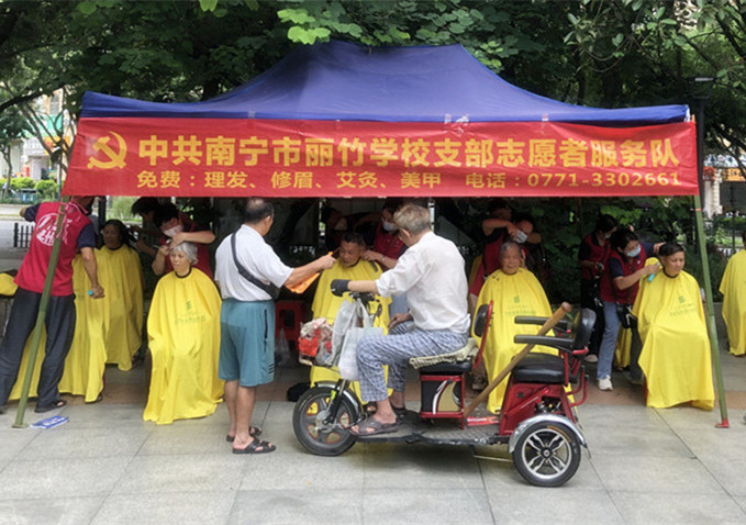 ?小區(qū)免費理發(fā)公益活動，廣西美發(fā)職業(yè)技術學校在進行
