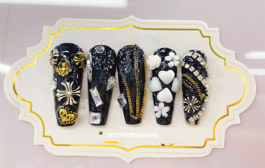 飾品堆鉆美甲，廣西美甲專業(yè)教學(xué)學(xué)員作品