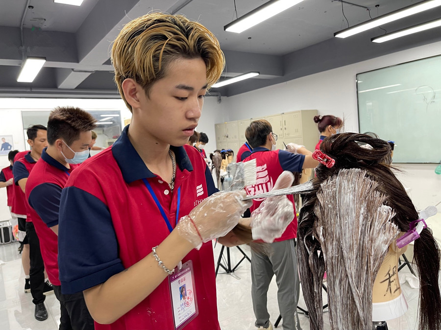 染發(fā)后怎么洗頭？南寧染發(fā)學校告訴你方法