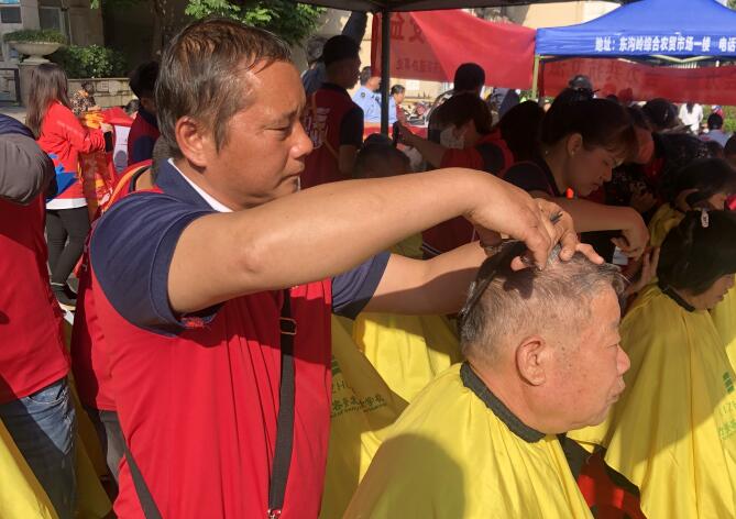 冬日暖陽，廣西美發(fā)理發(fā)學校小區(qū)免費理發(fā)