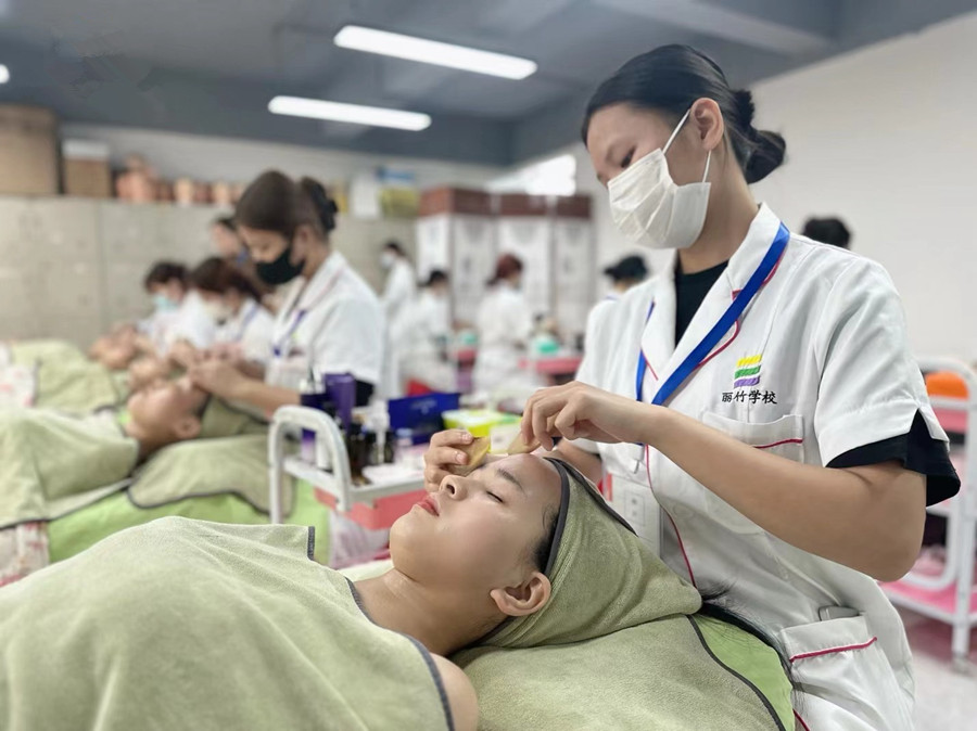 面部刮（sha）痧的教程，?廣西美容皮膚管理學(xué)校學(xué)習(xí)