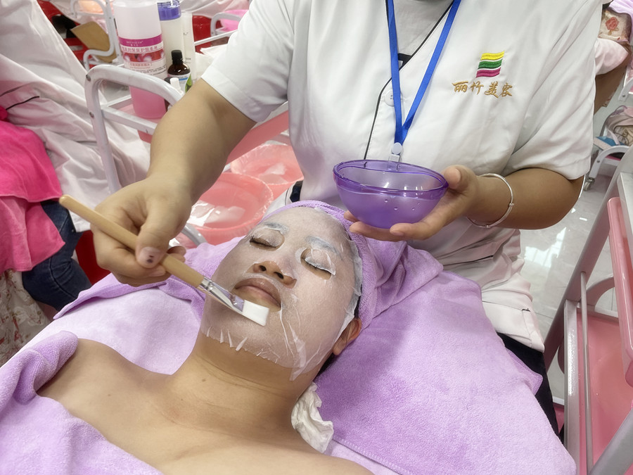 冬季敷面膜技巧，南寧美容護(hù)膚養(yǎng)顏學(xué)校分享