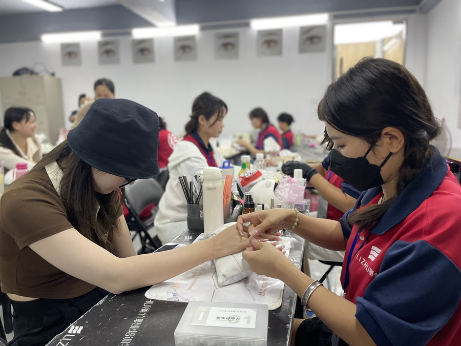 全貼甲片卸甲步驟，廣西美甲學(xué)校在哪里？