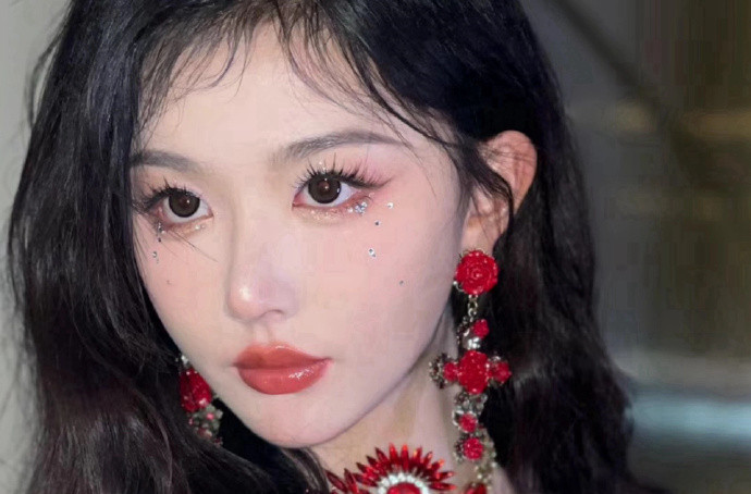 孔雪兒演唱會碎鉆仿妝，廣西美妝學習