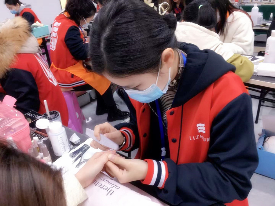打磨甲面的作用？南寧美甲培訓(xùn)班技能分享