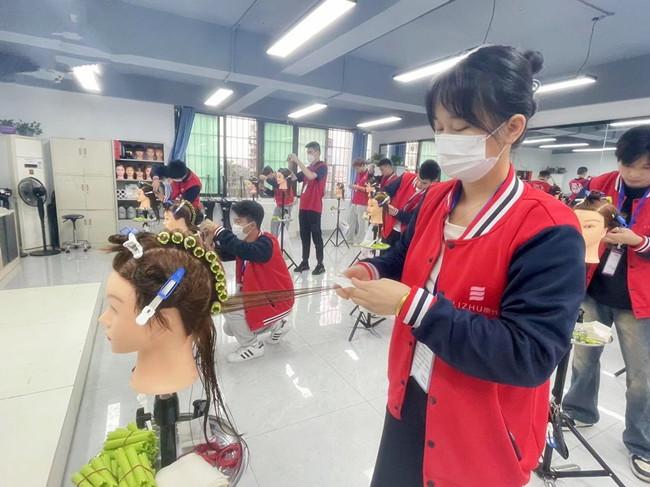 國際標準卷杠考核，南寧燙染剪技術進修班課堂