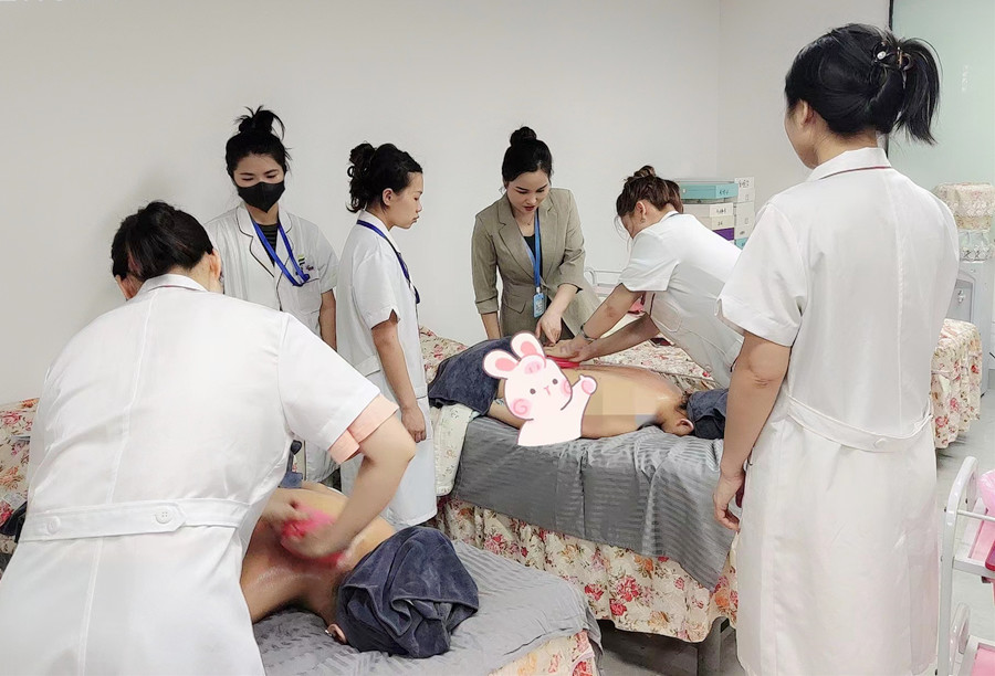 揉腹的好處，南寧美容美體健康學(xué)校講解