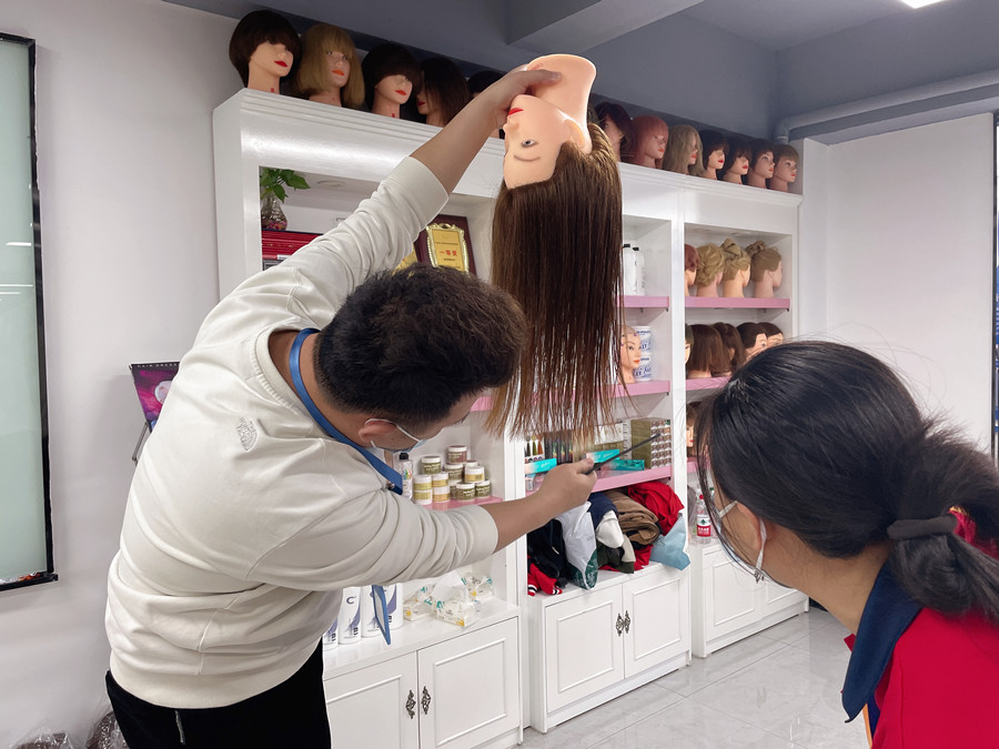 長碎發(fā)怎么剪？南寧剪發(fā)理發(fā)培訓學校課件