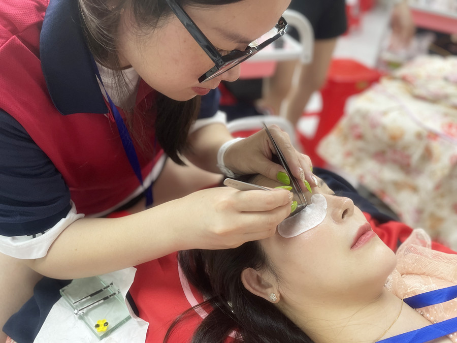 嫁接完睫毛眼睛癢怎么辦？廣西美甲美睫學校幫你解決