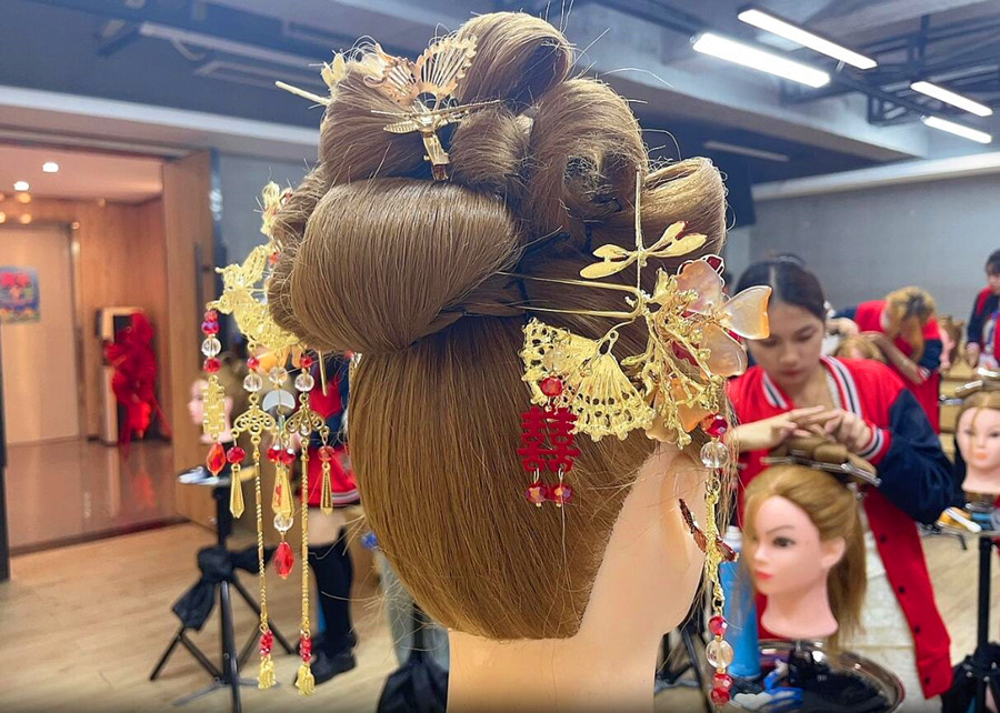 秀禾發(fā)型特點(diǎn)解析，南寧學(xué)化妝造型