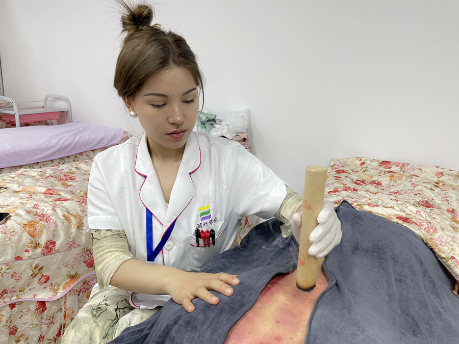 艾條熏背的好處，廣西中醫(yī)美容職校課程分享