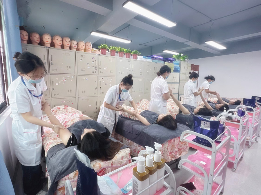 為什么要進(jìn)行手部護(hù)理？南寧美容職業(yè)培訓(xùn)學(xué)校解答