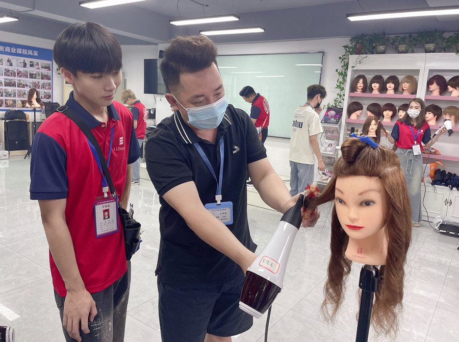 怎么樣才能做好吹風(fēng)造型？南寧美發(fā)吹風(fēng)培訓(xùn)