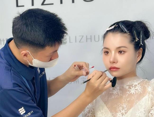時尚簡約新娘造型，南寧新娘化妝造型學校作品