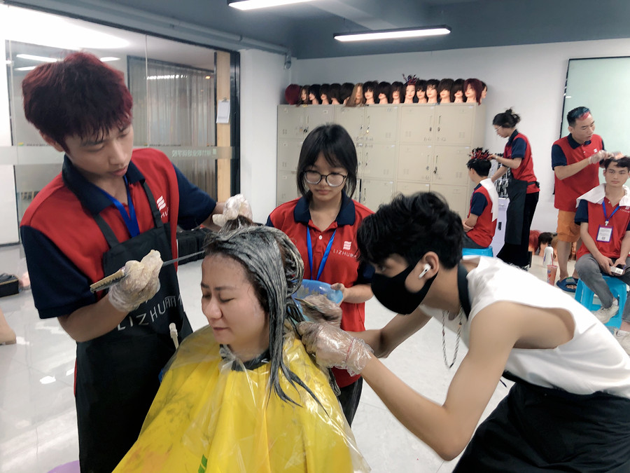 如何向顧客推薦合適的發(fā)色？南寧燙染造型學校分享