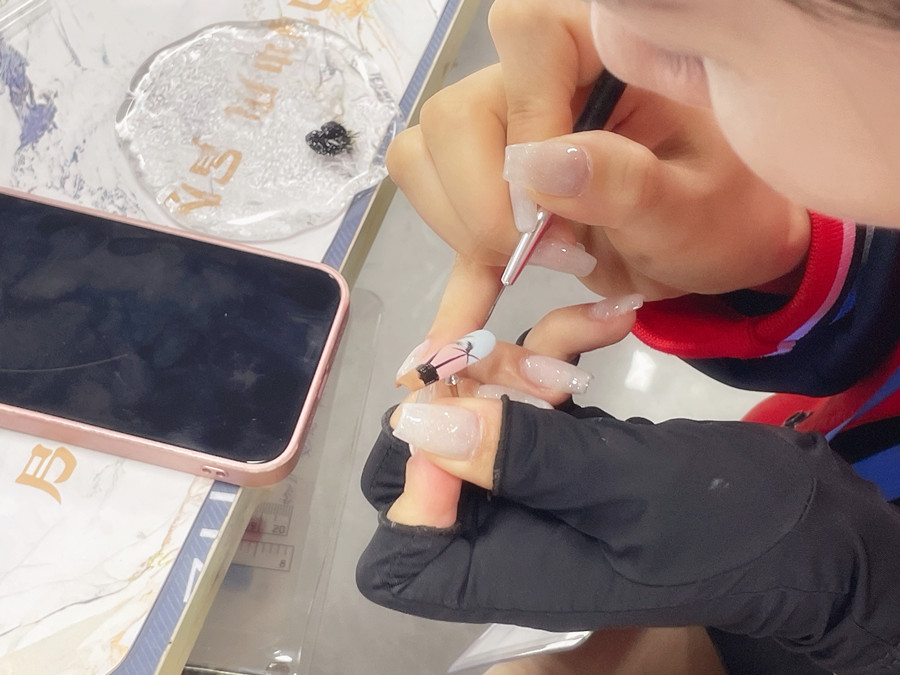 甲片的材質(zhì)和使用時間限制？南寧美甲進修深造培訓(xùn)