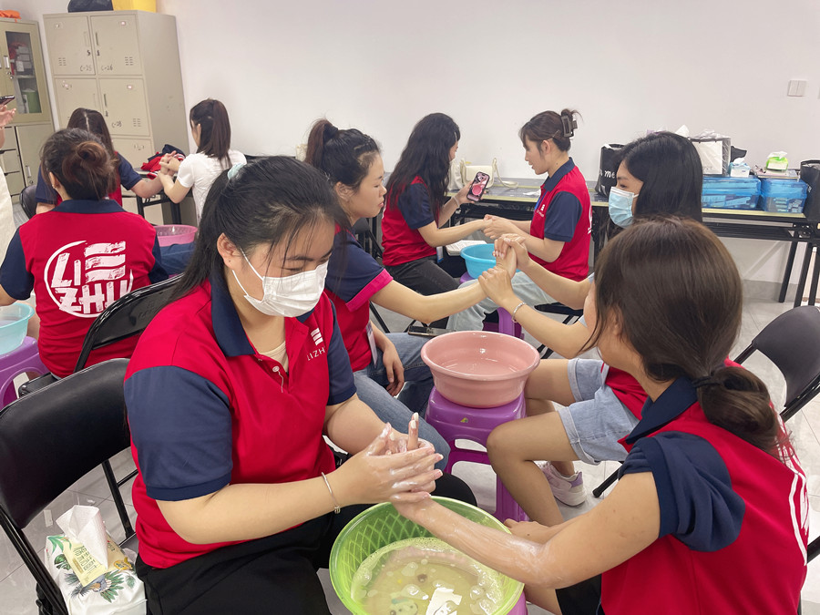 南寧美甲護理：指甲為什么會出現(xiàn)白點和豎線？