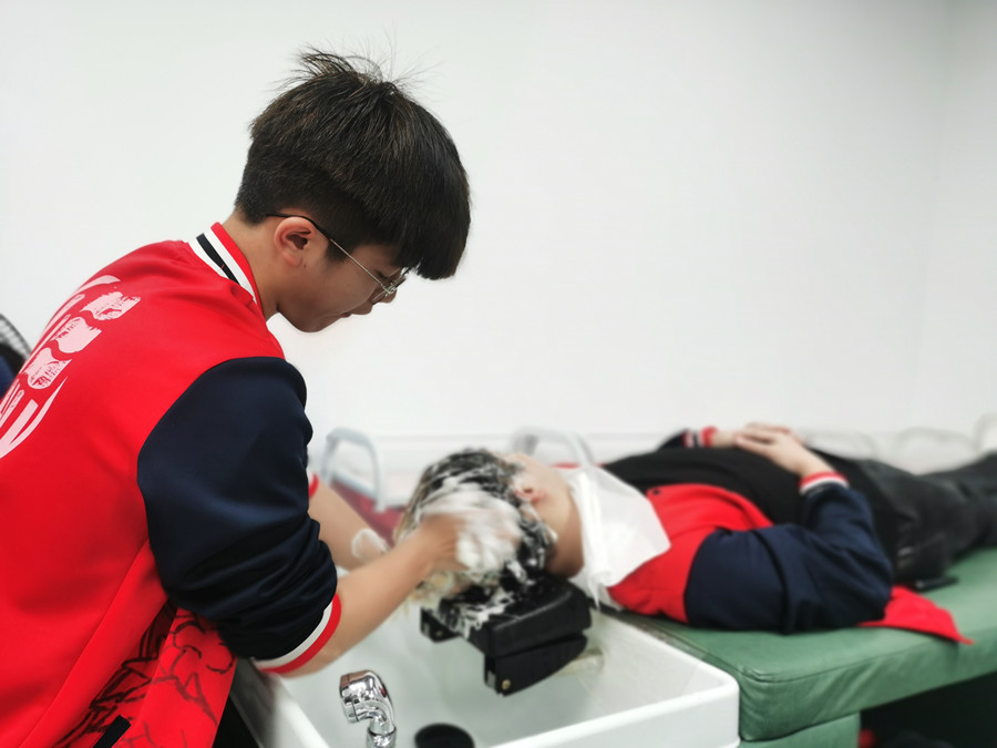 你頭發(fā)掉落的5個(gè)原因，南寧美發(fā)護(hù)發(fā)職校解析