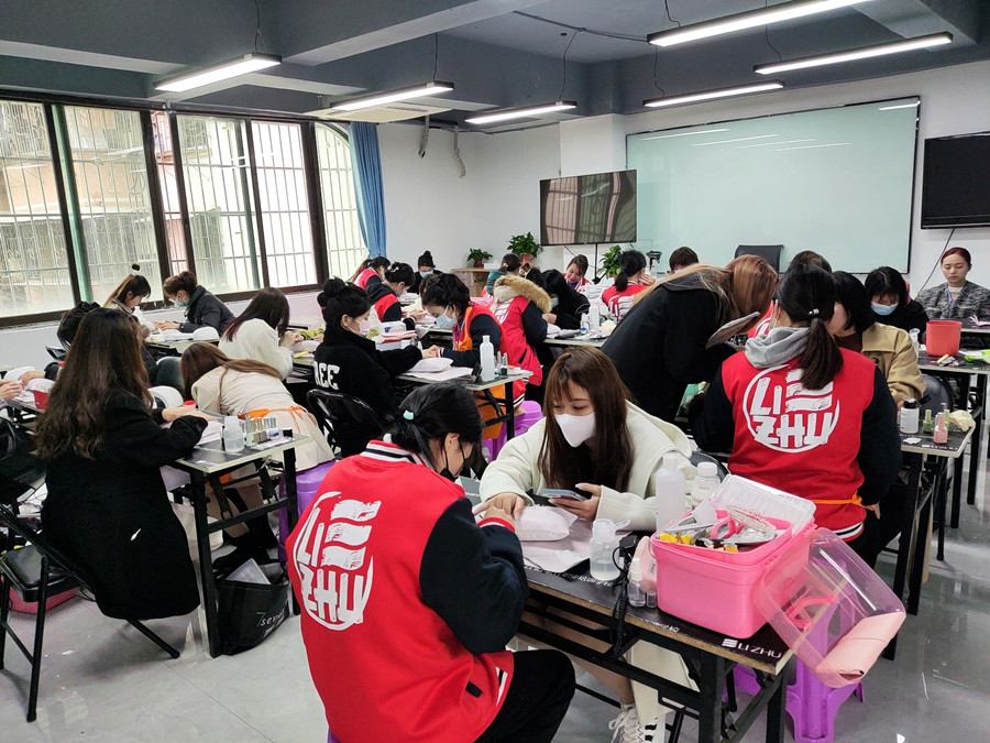 南寧美甲護(hù)理培訓(xùn)：為什么你的指甲又脆又薄？