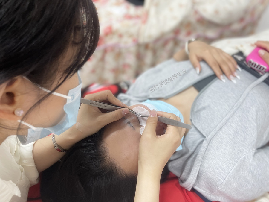 南寧美睫：不同經(jīng)驗(yàn)的美睫師如何選擇膠水？