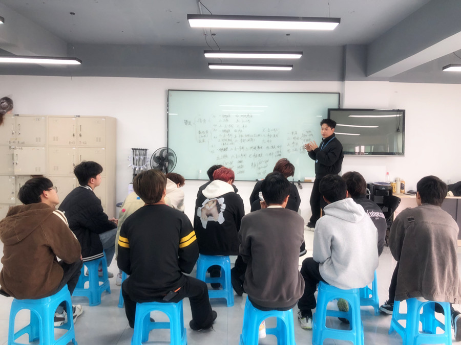 美發(fā)店常用的燙發(fā)方式，廣西燙染專業(yè)技術(shù)學(xué)校總結(jié)分享
