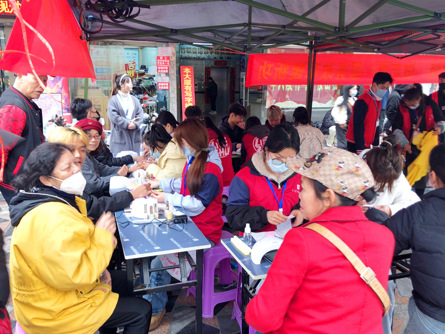 美甲活動免費，南寧美甲造型專業(yè)學校開啟“學雷鋒月”