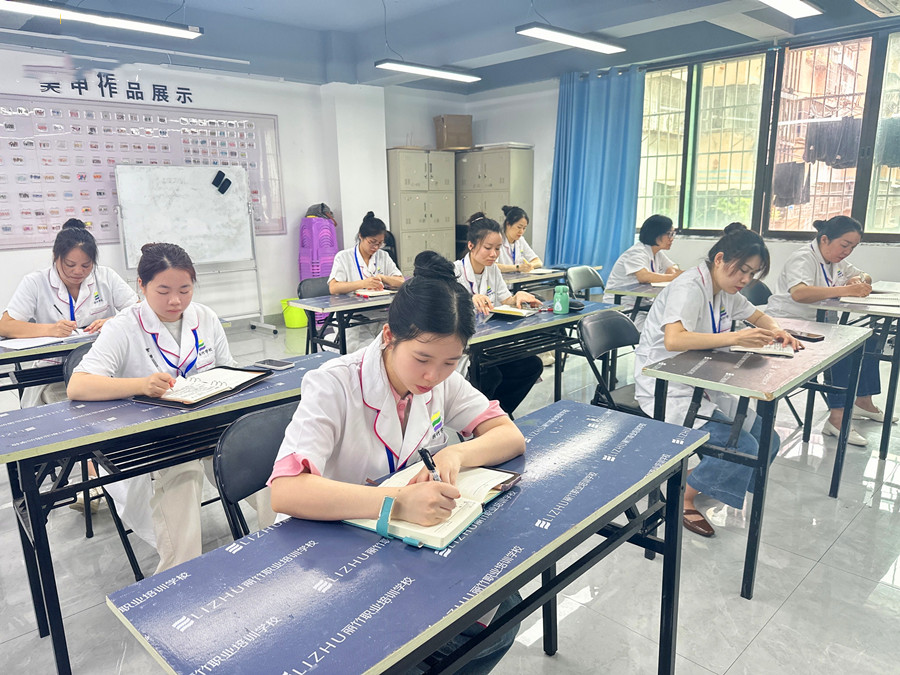 南寧學(xué)美容去哪學(xué)？南寧美容培訓(xùn)哪里好？