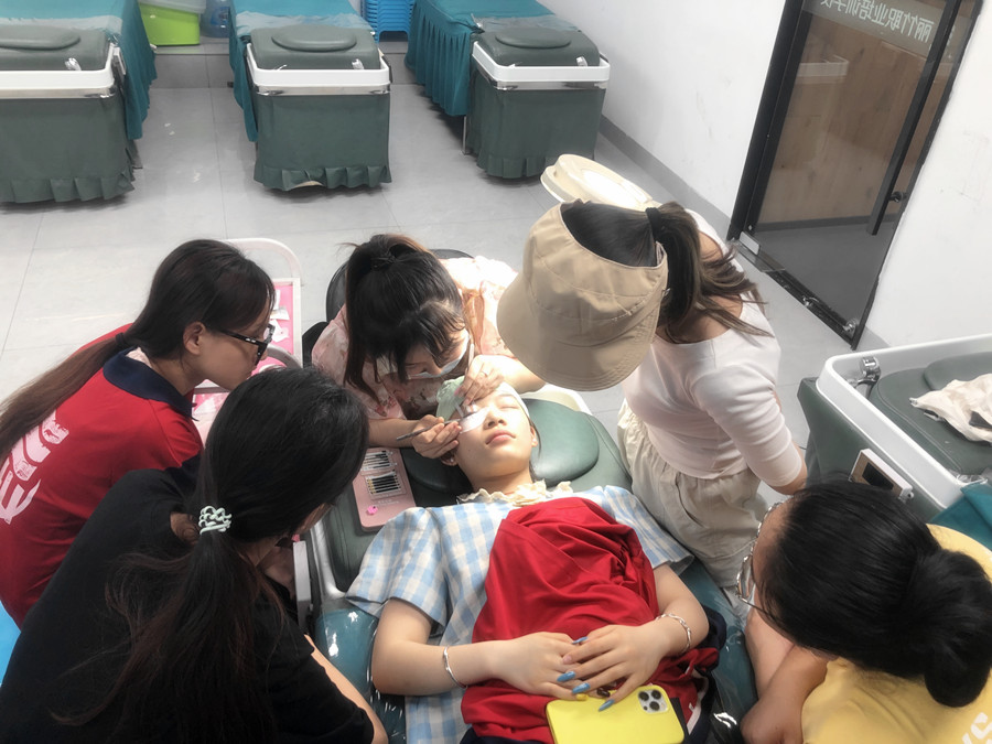 讓美睫保持時間長的技巧，學(xué)美睫從零開始