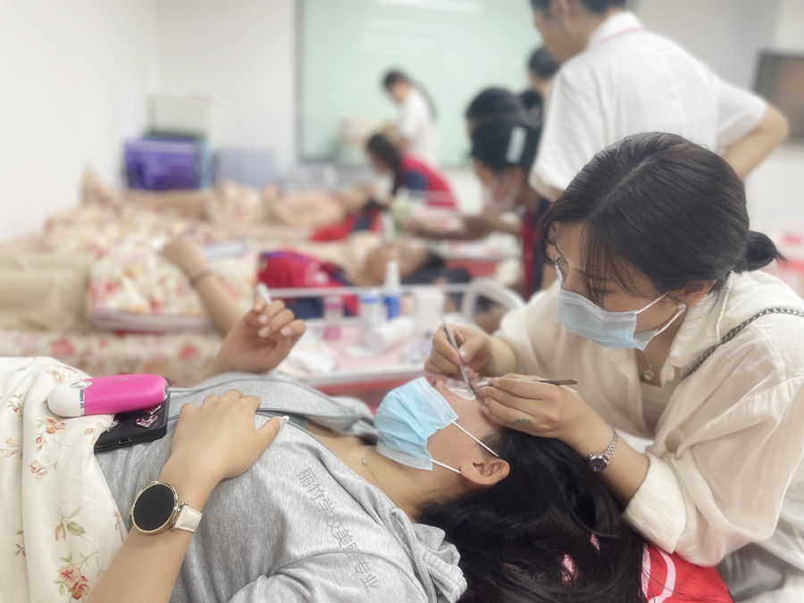 嫁接美睫后如何修補(bǔ)？南寧美睫教學(xué)
