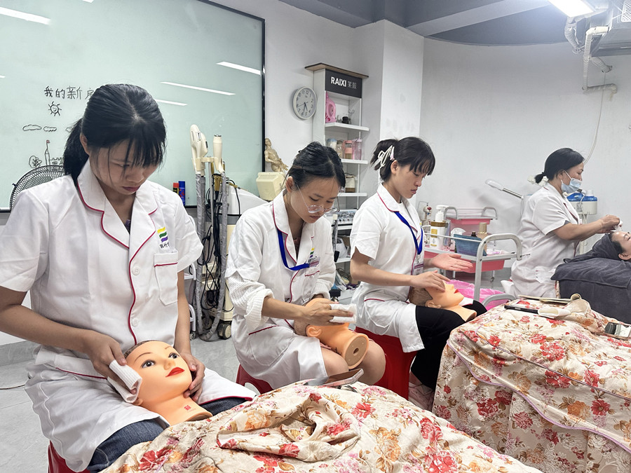 美容新手用假頭模練習(xí)的好處，學(xué)美容0基礎(chǔ)