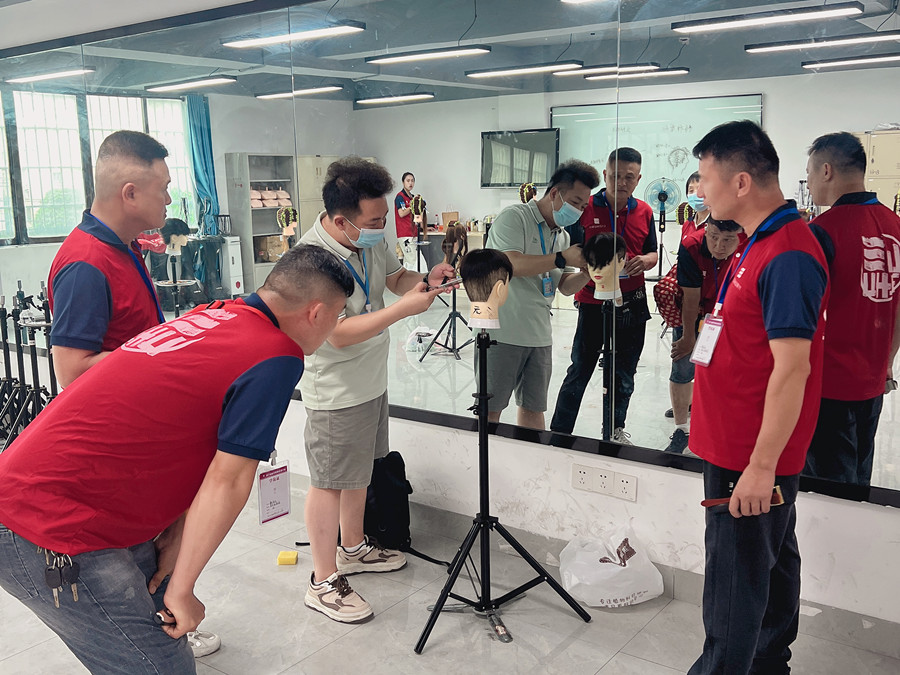 學美發(fā)0基礎，廣西美發(fā)專業(yè)學校手把手教學