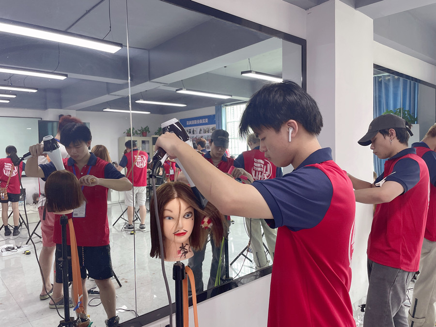 洗完頭應(yīng)不應(yīng)該包頭發(fā)？廣西美發(fā)教學(xué)